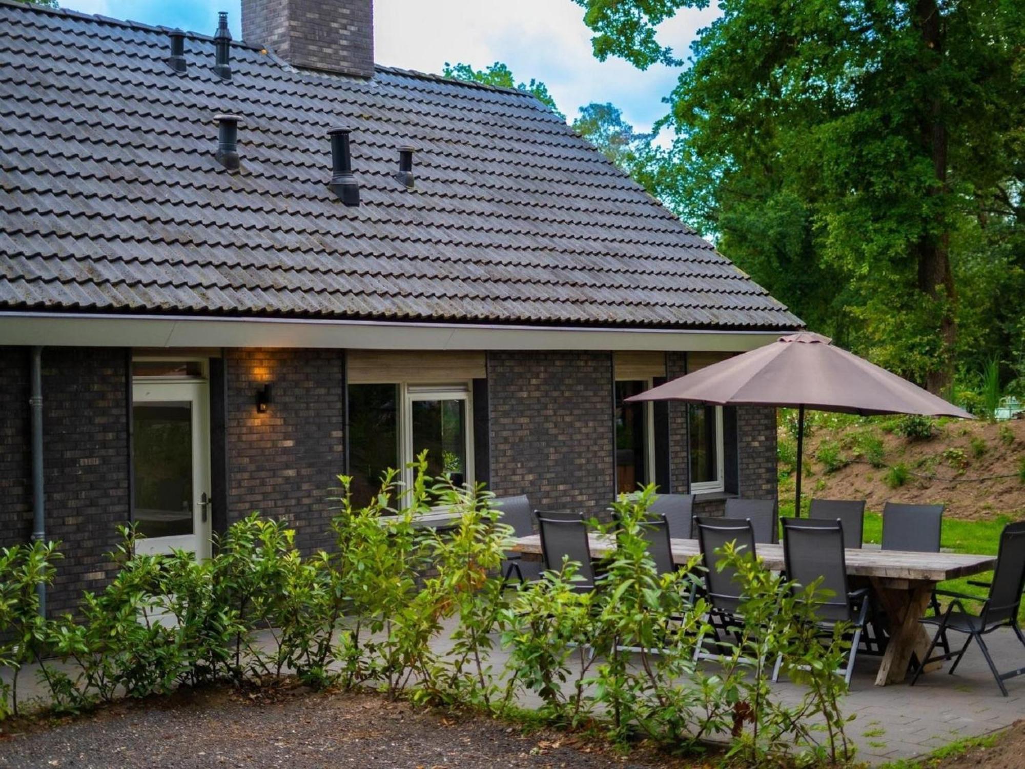 Comfortable House With Hot Tub Hoenderloo Exterior photo